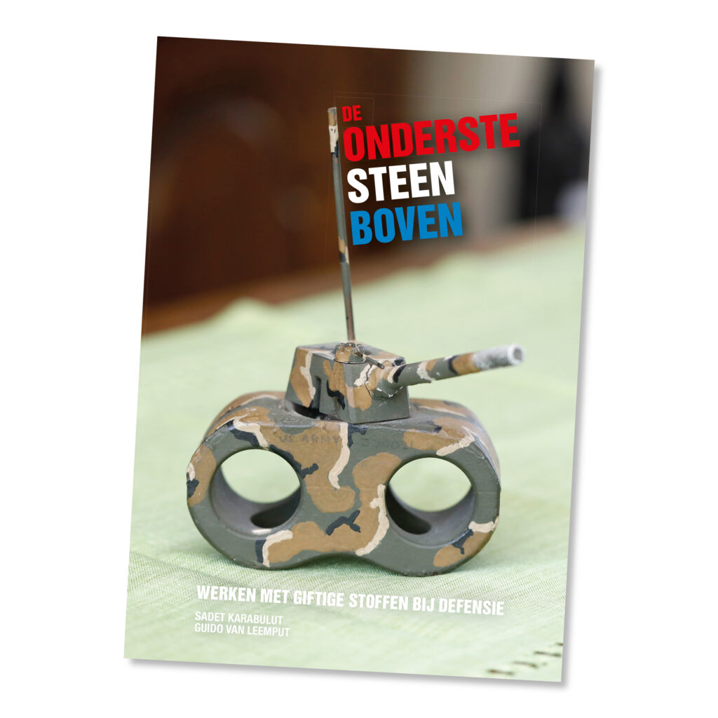 DE ONDERSTE STEEN BOVEN