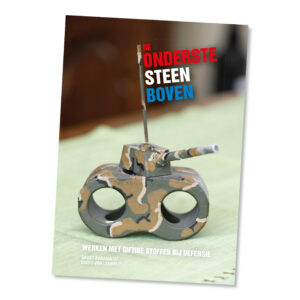 DE ONDERSTE STEEN BOVEN